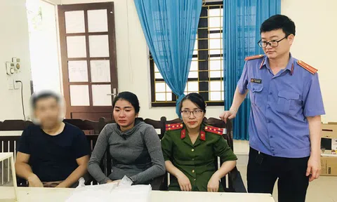 Mẹ bỉm sữa bế con 2 tuổi để ngụy trang đi buôn ma túy