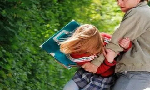 Bị kẻ gian dụ dỗ, cô bé 10 tuổi hỏi “mật mã gia đình” khiến hắn “đứng hình"