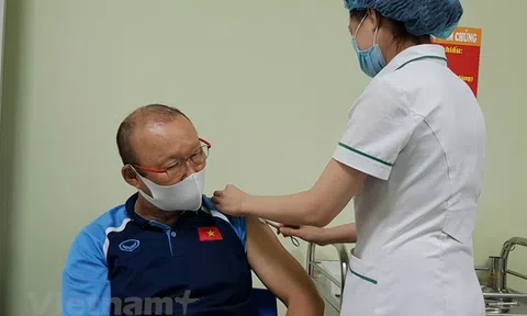 Cận cảnh huấn luyện viên Park Hang-seo tiêm vaccine ngừa COVID-19