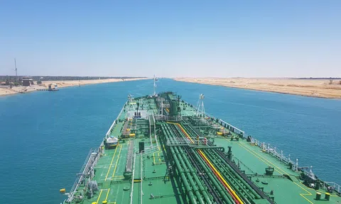 Một tàu chở dầu lại vừa mắc cạn trên kênh đào Suez