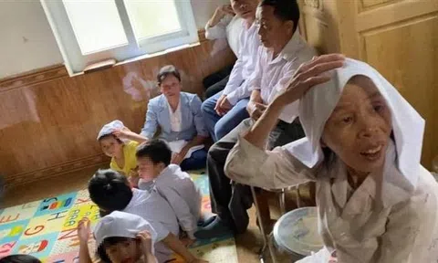 Phát hiện 6 người lớn, 6 trẻ em đang tổ chức truyền đạo 'Đức chúa trời mẹ' trái phép