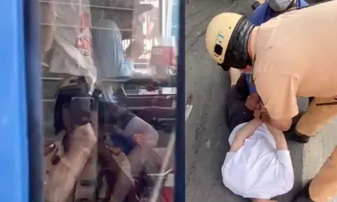 CSGT khống chế kẻ "ngáo đá" dùng dao uy hiếp tài xế xe buýt