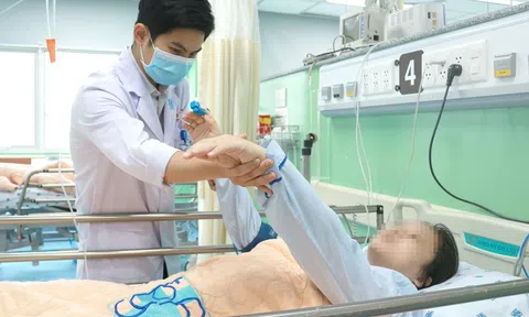 Đang ăn tối, sản phụ méo mặt, liệt nửa người