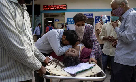 "Bão" Covid-19 ở Ấn Độ: Bệnh nhân tử vong trước cửa bệnh viện vì thiếu giường