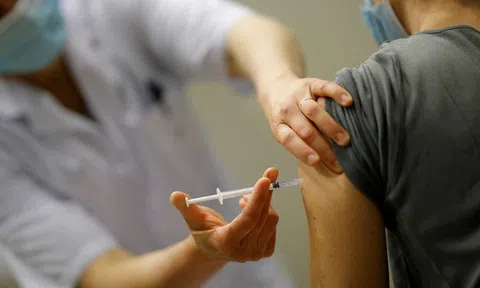 Pháp: Khoảng 140 người bị tiêm nhầm nước muối sinh lý thay vì vaccine COVID-19