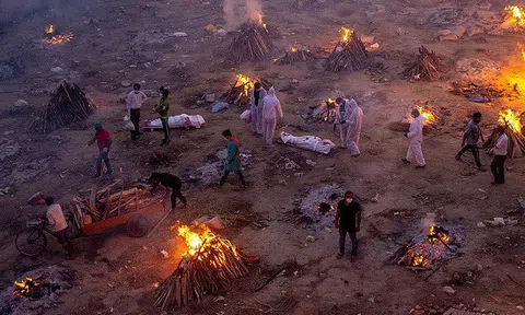 COVID-19 như "càn quét" người ở Ấn Độ, các gia đình phải tự chôn cất ngay tại nhà