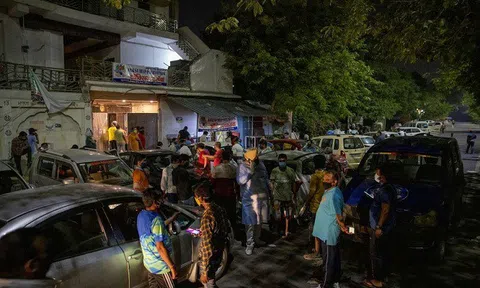 Ấn Độ: Người dân đổ dồn tới đền thờ xin oxy vì "không được giúp đỡ ở bất kỳ nơi nào khác"