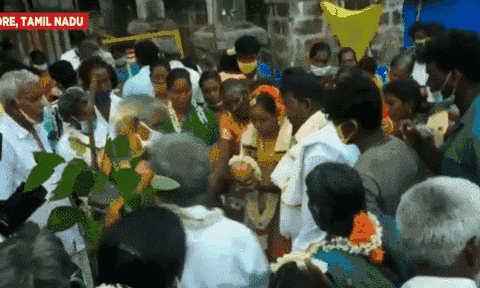 Bất chấp tình hình dịch COVID-19 đang rất tồi tệ, nhiều cặp đôi Ấn Độ vẫn kết hôn trên phố