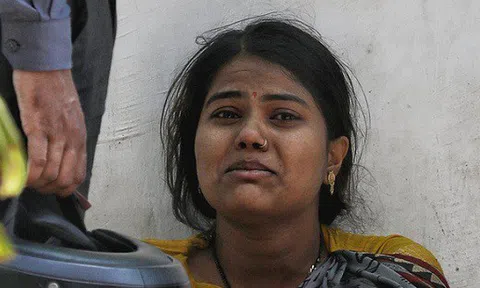 Ấn Độ: Xót xa bệnh nhân COVID-19 cầm cự tại nhà, tự mua bình oxy ở chợ đen giá "cắt cổ"