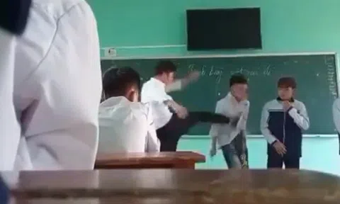 Thầy giáo trẻ "tung cước" với học sinh ngay trên lớp bị chấm dứt hợp đồng lao động