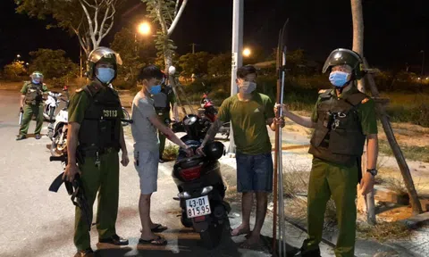 Cảnh sát nổ AK47 truy bắt nhóm côn đồ mang dao phóng lợn đi trả thù