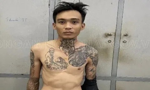 Thấy bạn gái nhắn tin với thanh niên khác, gã xăm trổ nổi máu ghen tuông chém gục tình địch