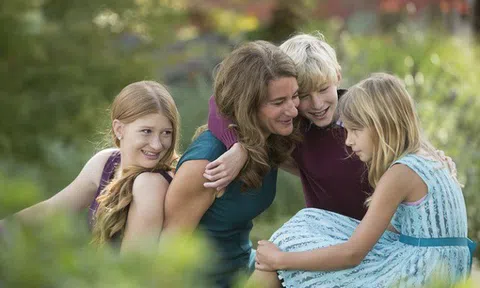 Con Bill Gates ca ngợi mẹ, ghẻ lạnh với bố