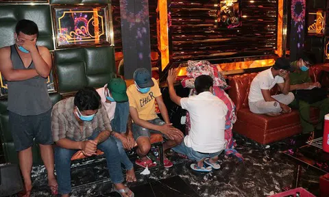 Bất chấp dịch bệnh, hàng loạt người vẫn tụ tập trong quán karaoke, 30 người dương tính ma túy