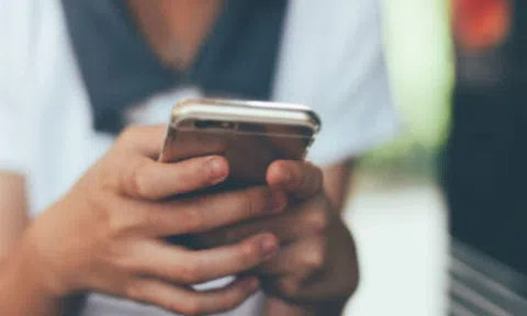 Mẹ "sốc" nặng vì tin nhắn nói "tử cung bị đau" của con gái, câu trả lời của kẻ đồi bại còn gây phẫn uất hơn