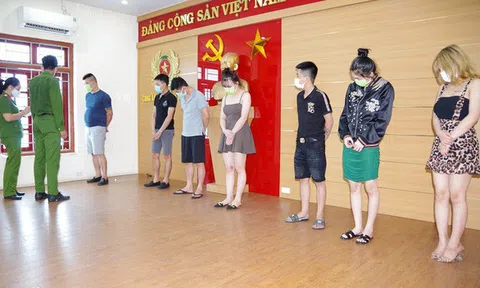 Chủ quán karaoke đục tường, mở cửa hậu đón khách vào tổ chức 'tiệc' ma túy