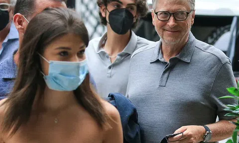 Bill Gates lần đầu xuất hiện sau ly hôn, tay vẫn đeo nhẫn cưới