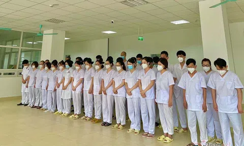 Bức ảnh "biết nói" được chuyển ra từ tâm dịch Bắc Giang khiến triệu trái tim lay động