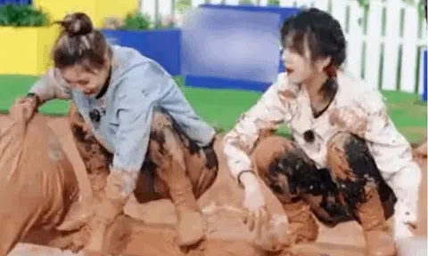 Angela Baby bị đàn em cư xử thô bạo, ép rời khỏi show giải trí đình đám