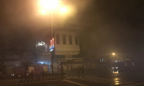 "Bà hỏa" ghé thăm chi nhánh ngân hàng ở Kiên Giang, 8 xe chữa cháy được điều đến dập lửa