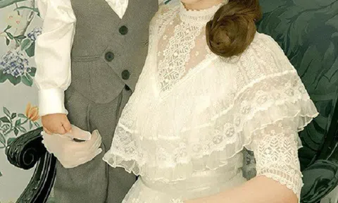 Hoà Minzy lần đầu khoe mặt quý tử