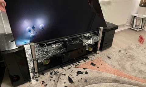 Đang ngủ thì nghe tiếng nổ lớn, cặp đôi hoảng hồn nhìn cảnh tượng kinh hãi ở phòng khách