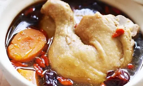 Đưa bạn uống canh gà mẹ chồng nấu, con dâu phát hiện bí mật đau lòng, vội gọi báo cảnh sát