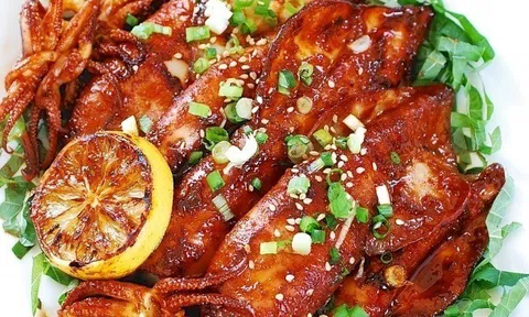 Cuối tuần mát trời, vào bếp làm mực nướng cay cay 'ngon hết sảy' thiết đãi cả nhà