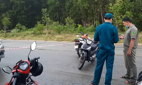 Phát hiện người đàn ông chết trong vườn tràm, trên bụng có con dao