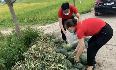 Sáng kiến giải cứu dưa hấu thành nước ép sinh tố bổ sung năng lượng cho “chiến sĩ áo trắng chống dịch covid” tại Bắc Giang