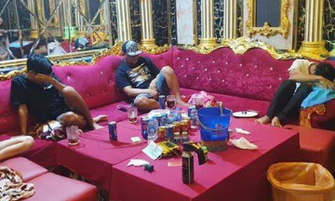 Bán ma túy cho khách để "kiếm thêm", nhân viên quán karaoke bị bắt giam