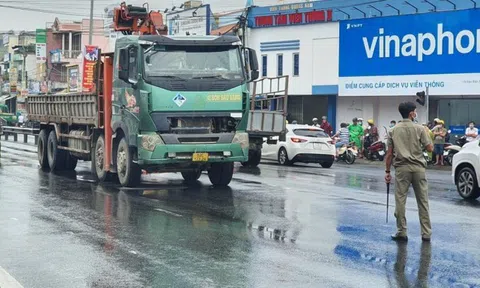 Va chạm với xe cẩu tải, người đàn ông đi xe máy tử vong tại chỗ
