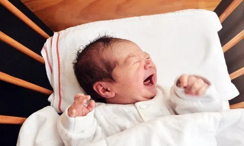 Vì sao các bé hay quấy khóc trước khi đi ngủ? Mẹ hãy đọc bài viết này để hiểu con hơn