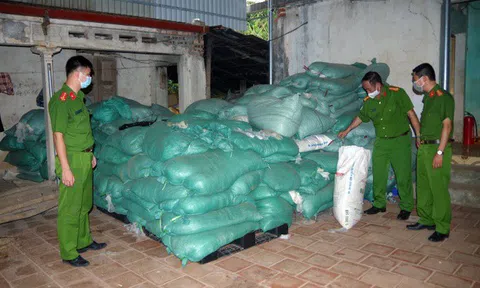 Phát hiện 13,5 tấn găng tay y tế bẩn sắp tuồn ra thị trường
