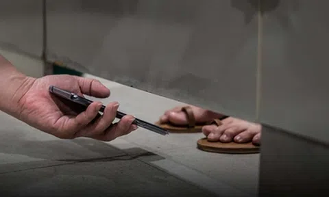 Nam sinh lớp 12 đặt camera quay lén 2 cô giáo trong nhà vệ sinh để tống tiền