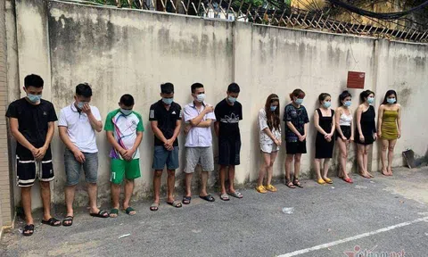 Hà Nội: Hơn 40 nam nữ 'bay lắc' trong quán karaoke giữa mùa COVID-19