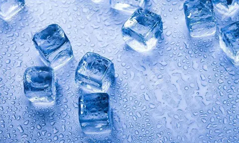 Tại sao nước nóng đông đá nhanh hơn nước lạnh?