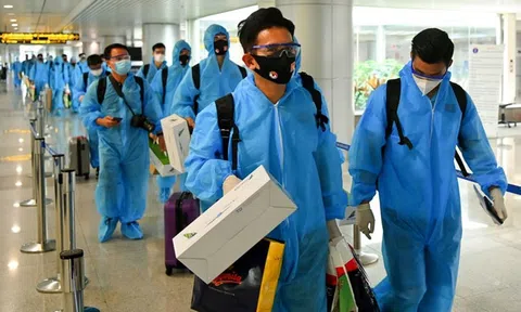 Máy bay chở tuyển Việt Nam từ UAE về nước có 2 ca nhiễm COVID-19