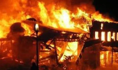 Khởi tố kẻ đốt nhà hàng xóm sau nhiều lần đòi nợ bất thành