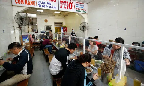 Hà Nội cho phép mở lại quán ăn, cắt tóc, gội đầu từ 0h ngày 22/6