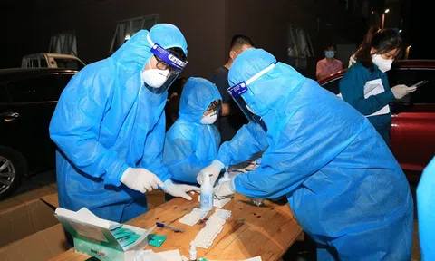 Nghệ An: Người phụ nữ bị ngứa họng, đâu đầu, đi xét nghiệm phát hiện mắc COVID-19