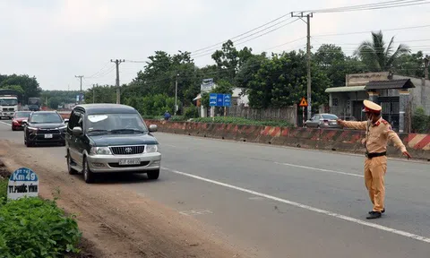 Cảnh sát nổ súng, truy đuổi hơn 20km bắt ôtô 'thông chốt' kiểm soát dịch COVID-19