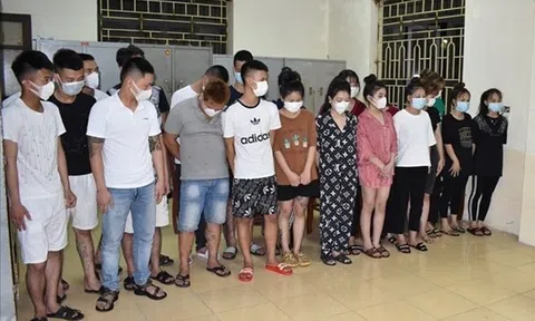 Phát hiện 17 thanh niên "thác loạn" ma túy trong quán karaoke