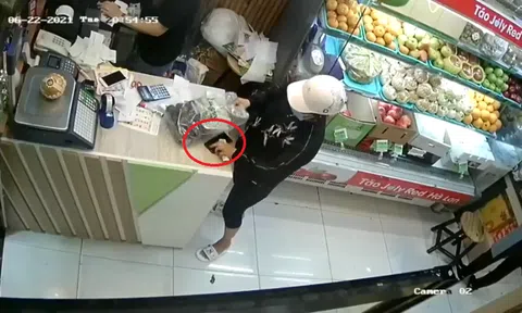 Vụ clip "nữ quái" làm "ảo thuật" cuỗm điện thoại trong cửa hàng trái cây: Camera tiết lộ gì?
