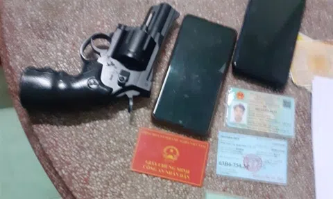 Bắt quả tang cảnh sát hình sự "dỏm" đang chặn xe kiểm tra người dân