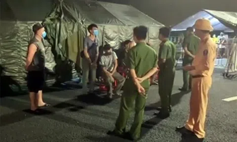 Phát hiện 5 người giả bệnh nhân, thuê xe cứu thương 'vượt' chốt kiểm dịch COVID-19