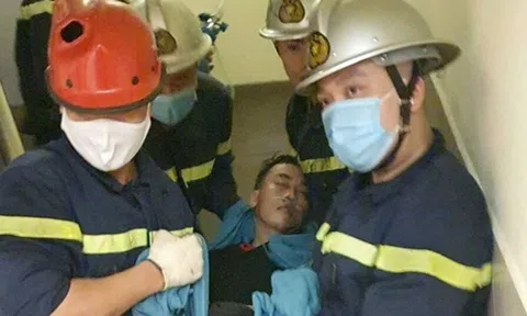 Hà Nội: Giải cứu thành công nam thanh niên bị kẹt đầu trong thang máy