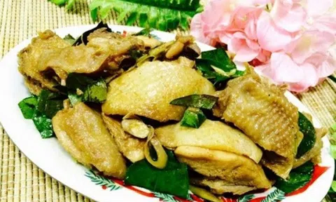 Hầm mãi cũng chán, gà đem rang với lá này đảm bảo ai cũng phải “ngả nón” xin bí quyết