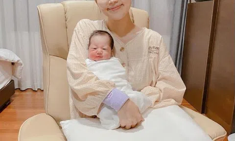 Han Ji Hye khoe con gái đầu lòng