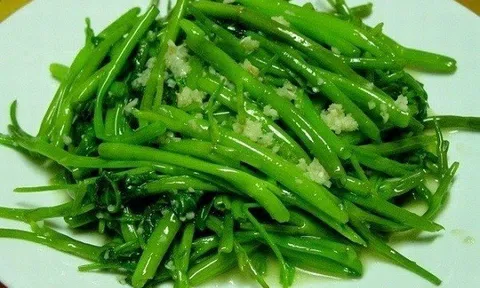 Xào rau muống chỉ cần áp dụng 3 mẹo này đảm bảo rau xanh rì, giòn ngon